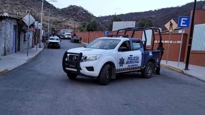 Sujetos armados asesinan a 6 personas afuera de una escuela en Guanajuato