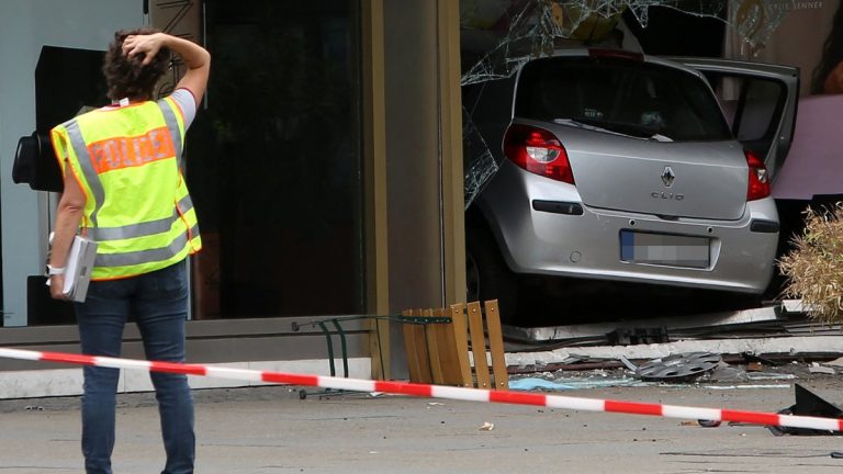 Conductor arrolla a transeúntes en Berlín; al menos un muerto y ocho heridos