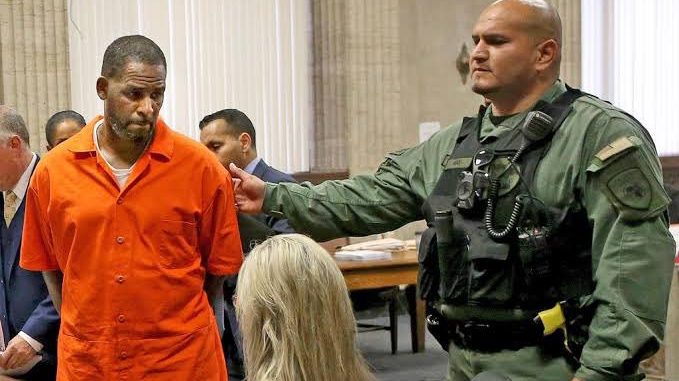 Sentencian al cantante R. Kelly a 30 años de prisión por tráfico sexual
