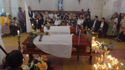 Sepultan a sacerdotes jesuitas que fueron asesinados en Chihuahua