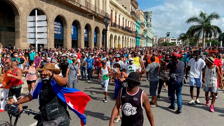 Sentencian a 381 cubanos por manifestaciones; hasta 18 años de cárcel