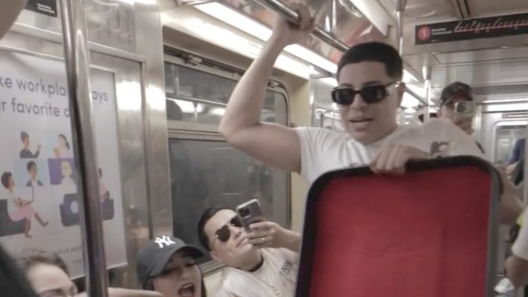 Integrantes de Grupo Firme se suben a cantar al metro de Nueva York