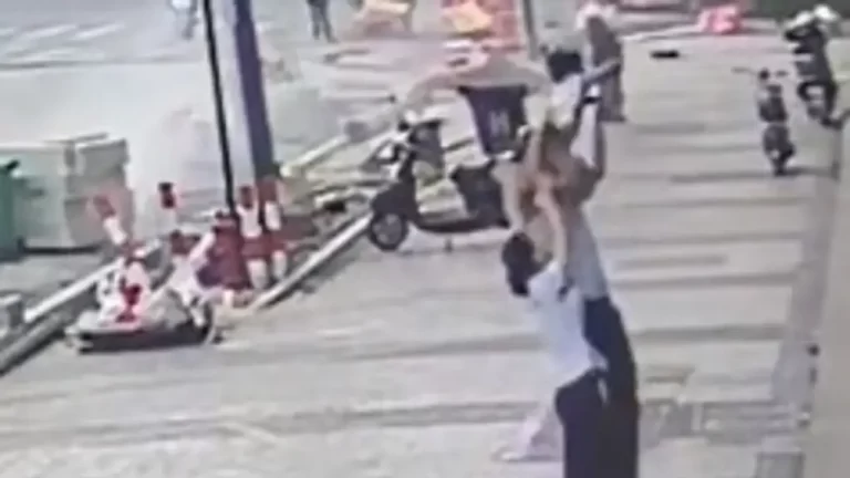 Hombre reacciona y atrapa en el aire a bebé que caía de un cuarto piso