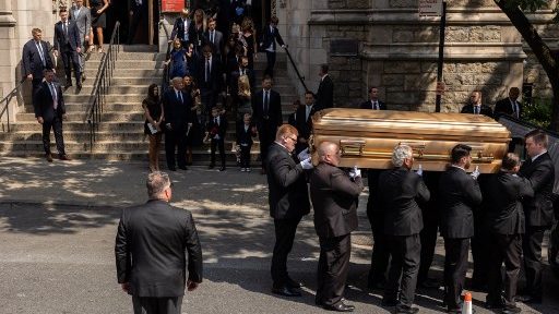 Expresidente Donald Trump y su familia despiden a Ivana Trump en funeral en NY