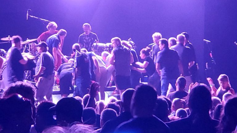 Carlos Santana se desmaya en el escenario durante concierto en Michigan