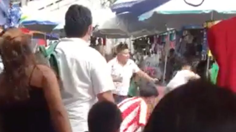 Migrantes y comerciantes se dan con palos y guacales en mercado de Tapachula