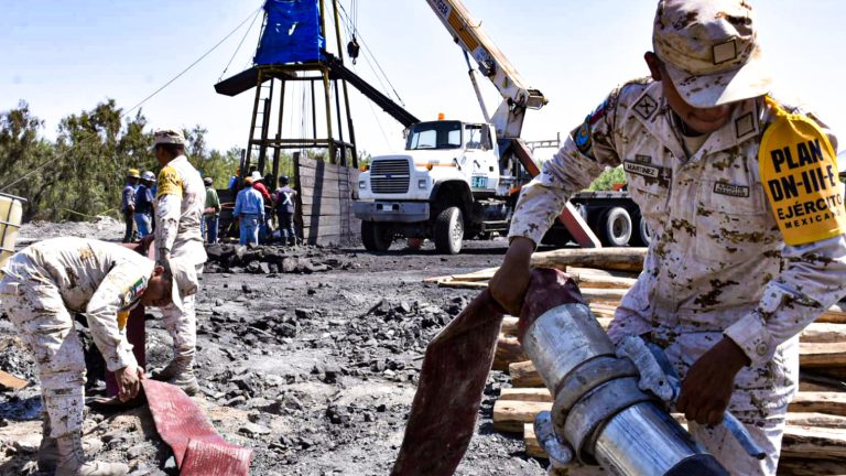 Trabajan 19 bombas de agua en mina de Coahuila para rescatar a mineros
