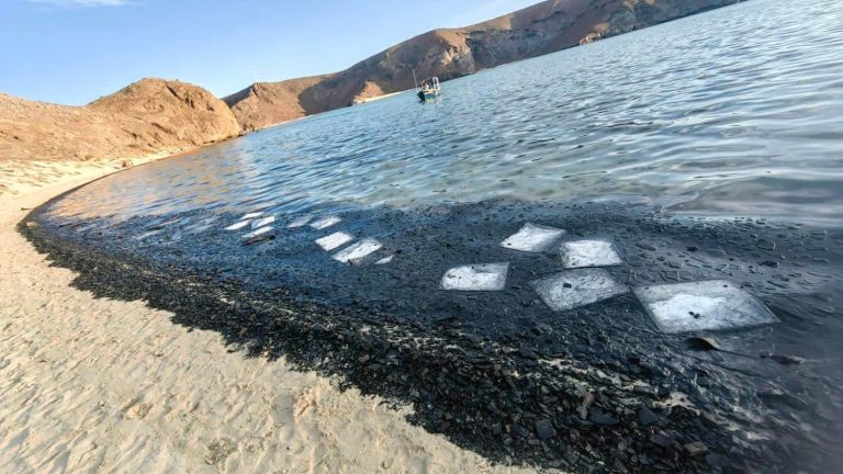 Cierran playa Balandra en Baja California Sur por derrame de combustible