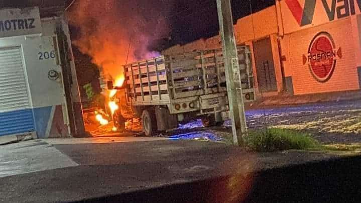 Queman vehículos en Colima tras detención del líder criminal “La Vaca” en la CDMX