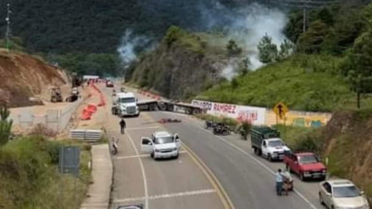 Violento desalojo por bloqueo carretero en Teopisca, Chiapas; militares retenidos