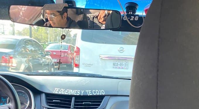 Pasajera denuncia mensaje ofensivo escrito en taxi de la Ciudad de México