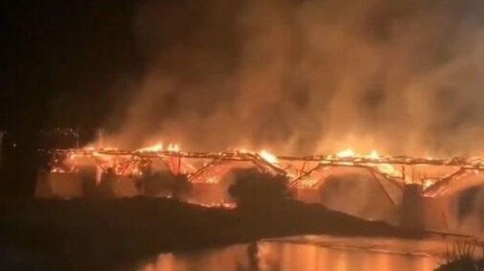 Incendio destruye en China el “Puente de la Paz Universal” de 900 años de antigüedad