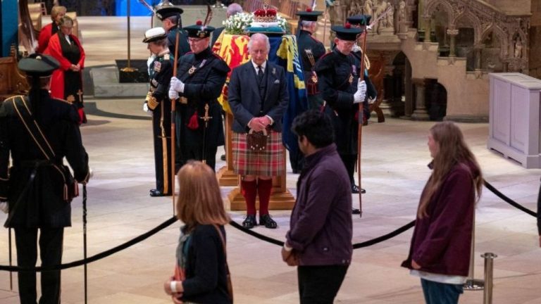 Miles de personas se despiden del féretro de Isabel II en Edimburgo