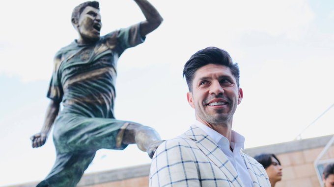 Santos Laguna inmortaliza a Oribe Peralta; inauguran estatua del goleador mexicano