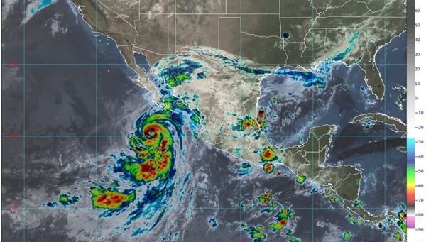 Huracán “Kay” se intensifica a categoría 2 cerca de Cabo San Lucas, Baja California Sur