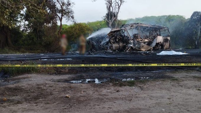 Autobús choca con pipa y mueren 18 pasajeros calcinados en carretera Monterrey-Victoria