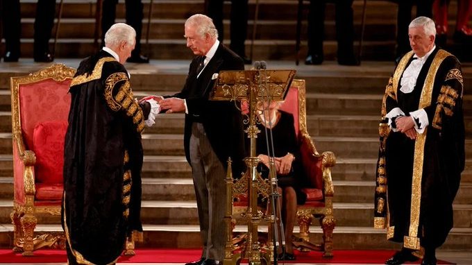 Carlos III da su primer discurso como nuevo monarca ante el Parlamento británico