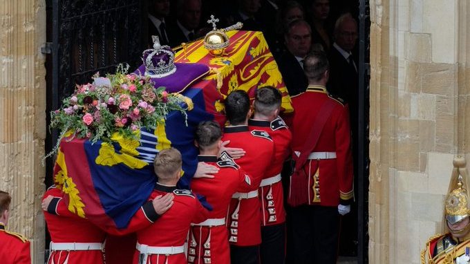 Sepultan a la reina Isabel II en el Castillo de Windsor y termina el funeral de Estado
