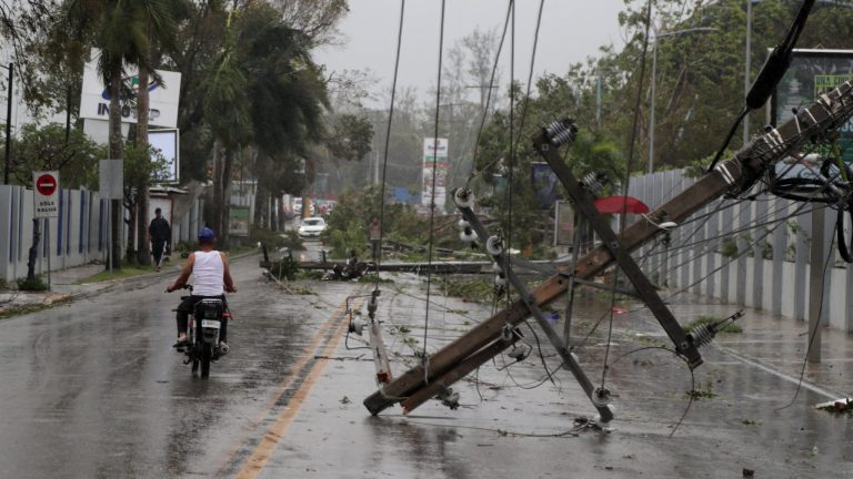 Huracán “Fiona” azota República Dominicana tras golpear Puerto Rico y deja severos daños