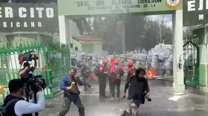 Reportan 39 uniformados lesionados tras agresión de normalistas en Campo Militar