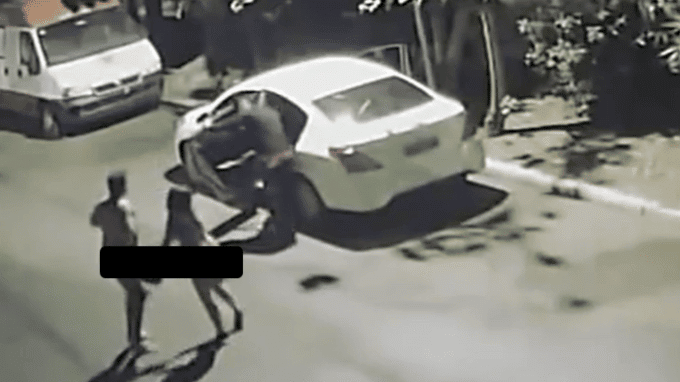Delincuentes roban auto mientras pareja estaba desnuda en su interior