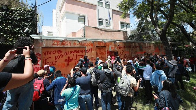 Sujetos encapuchados vandalizan la Embajada de Israel en protesta por caso Ayotzinapa