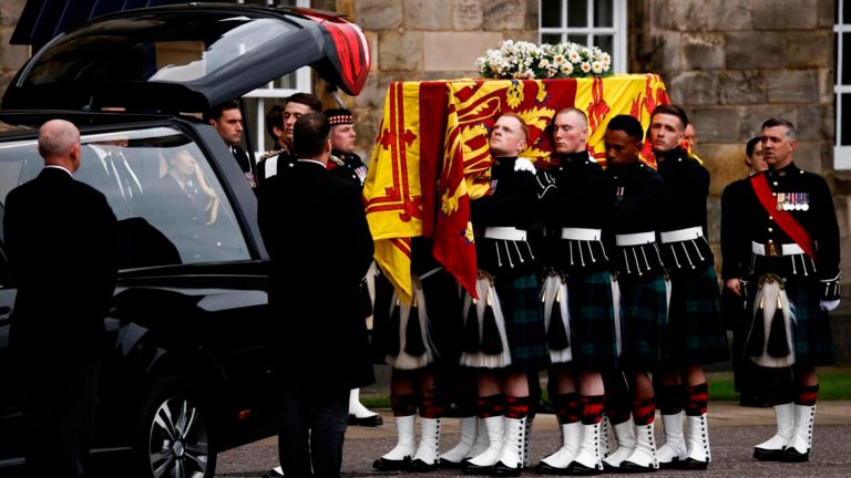 Féretro de la reina Isabel II llega a Edimburgo desde Balmoral; princesa Ana acompaña cortejo