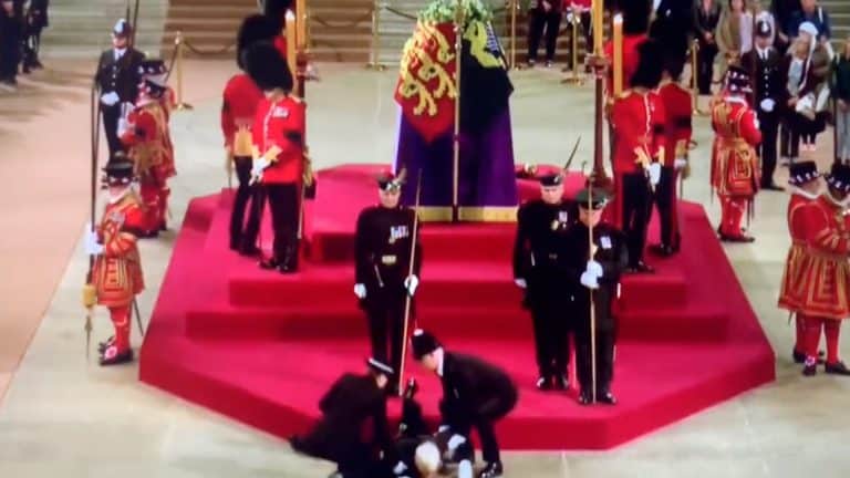 Guardia Real se desploma frente al ataúd de Isabel II en Westminster