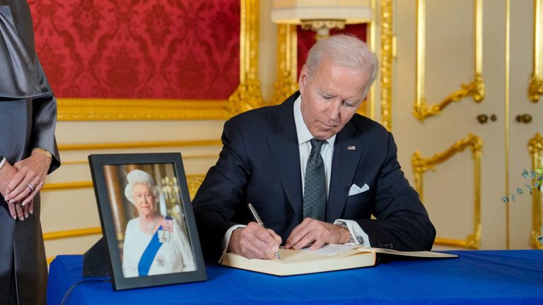 El presidente Joe Biden y su esposa Jill rinden homenaje a la reina Isabel II en Westminster