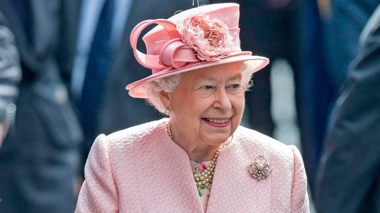 Critian a los premios Emmy por no incluir a la reina Isabel II en homenaje