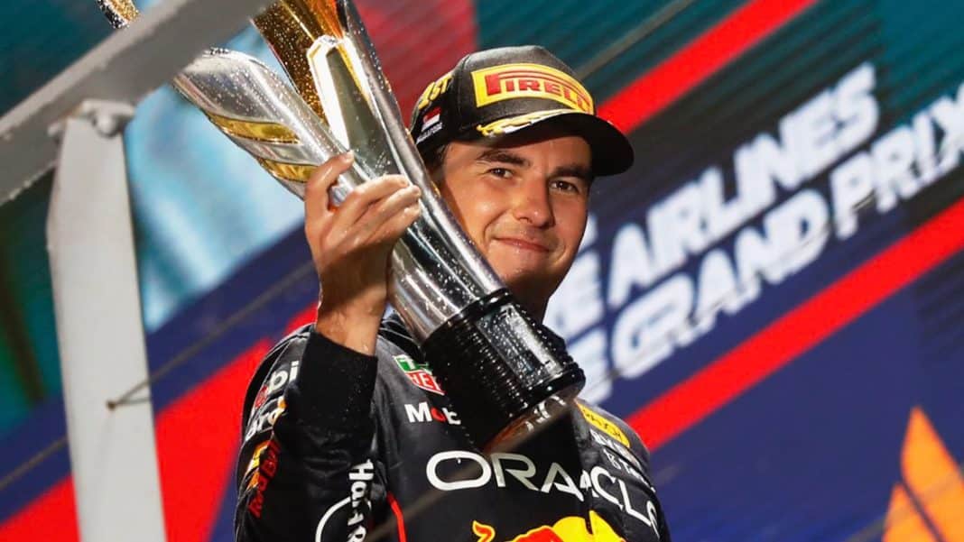Sergio Checo Perez carga el trofeo al triunfar con la escudería Red Bull