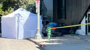 Leslie Jordan chocó su vehículo contra el costado de un edificio en la intersección entre Cahuenga Boulevard y Romaine Street