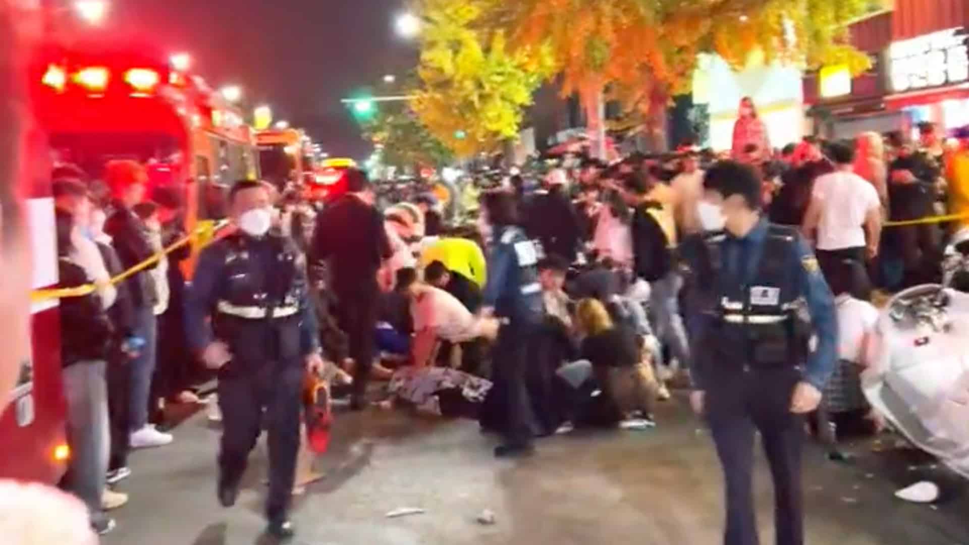 Elementos de emergencia atienden una estampida en seul corea del sur durante celebraciones de Halloween