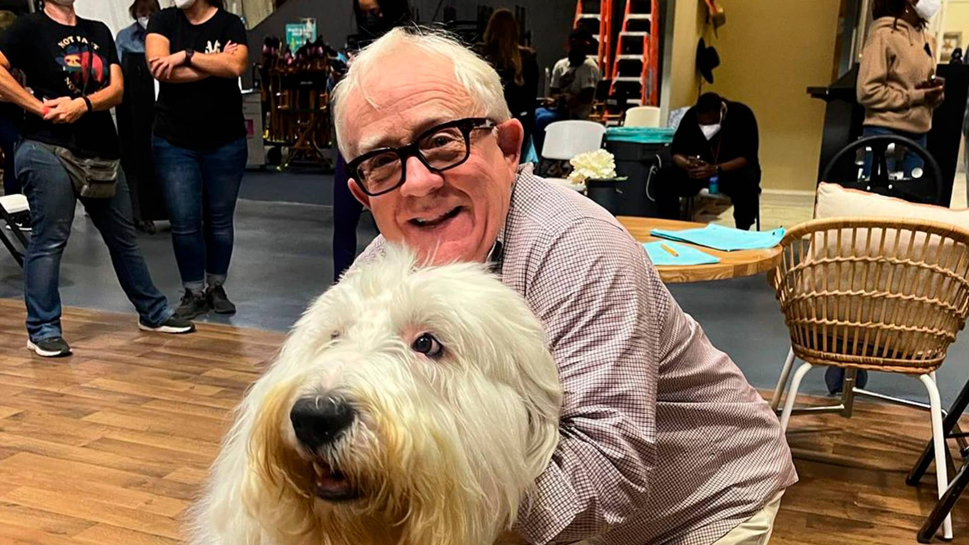 Leslie Jordan juega con un perro durante las grabaciones del programa 