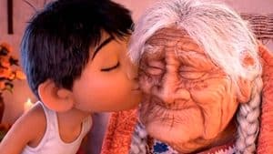 Miguel besa a la "Abuela Coco" en la película animada de Disney