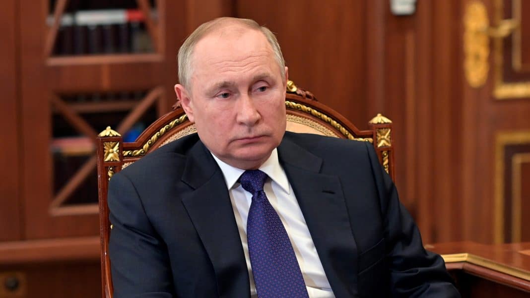Presidente de Rusia Vladimir Putin sostiene una reunión con el gobernador de San Petersburgo Alexander Beglov