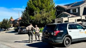 Policías resguardan la casa de Aaron Carter donde fue encontrado muerto