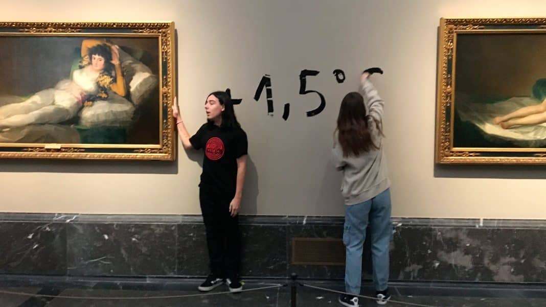 Activistas contra el calentamiento global se pegaron las manos a Las Majas de Goya en el Museo del Prado en Madrid