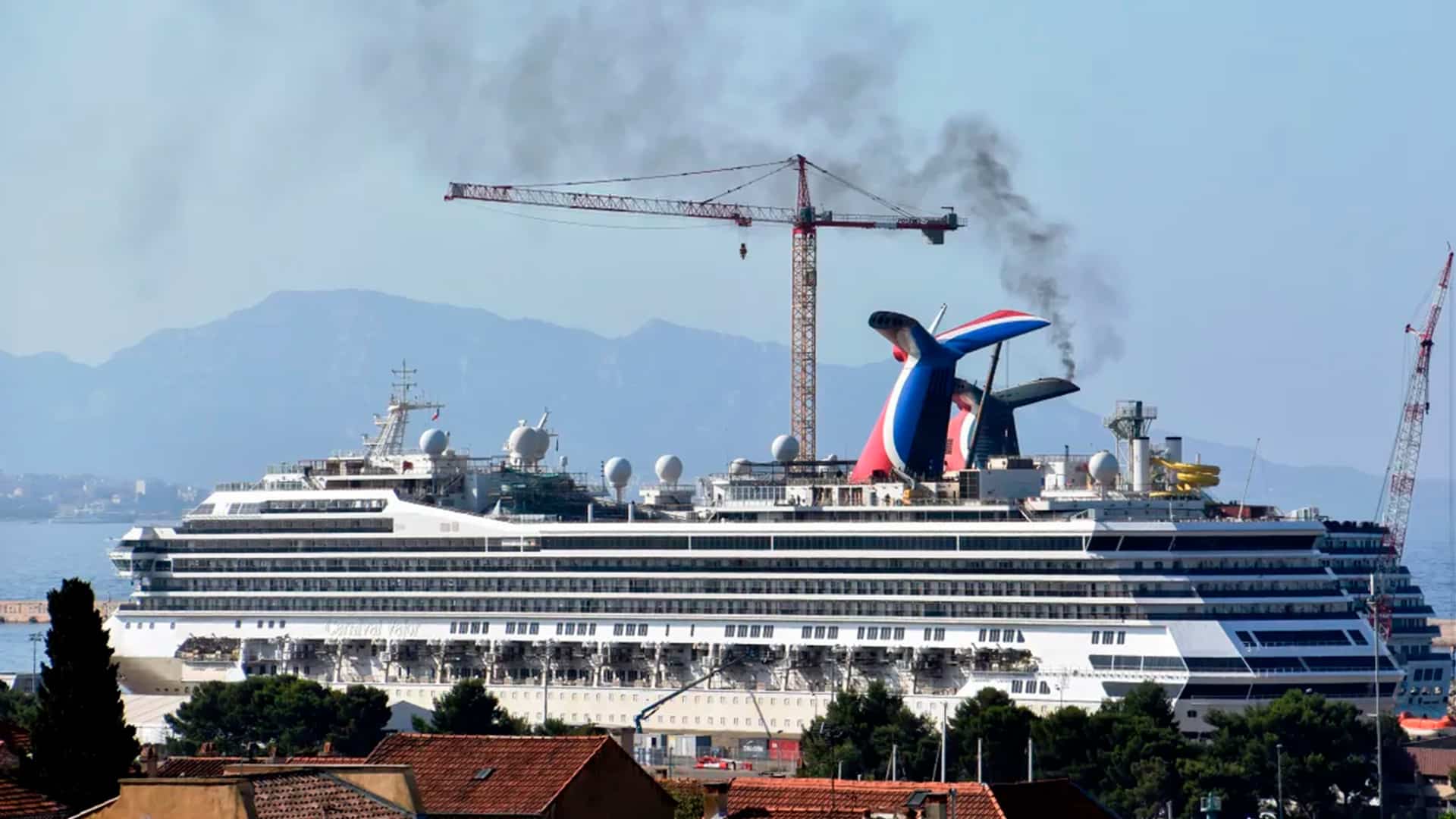 Pasajero del crucero Carnival cae al mar y lo rescatan 15 horas después