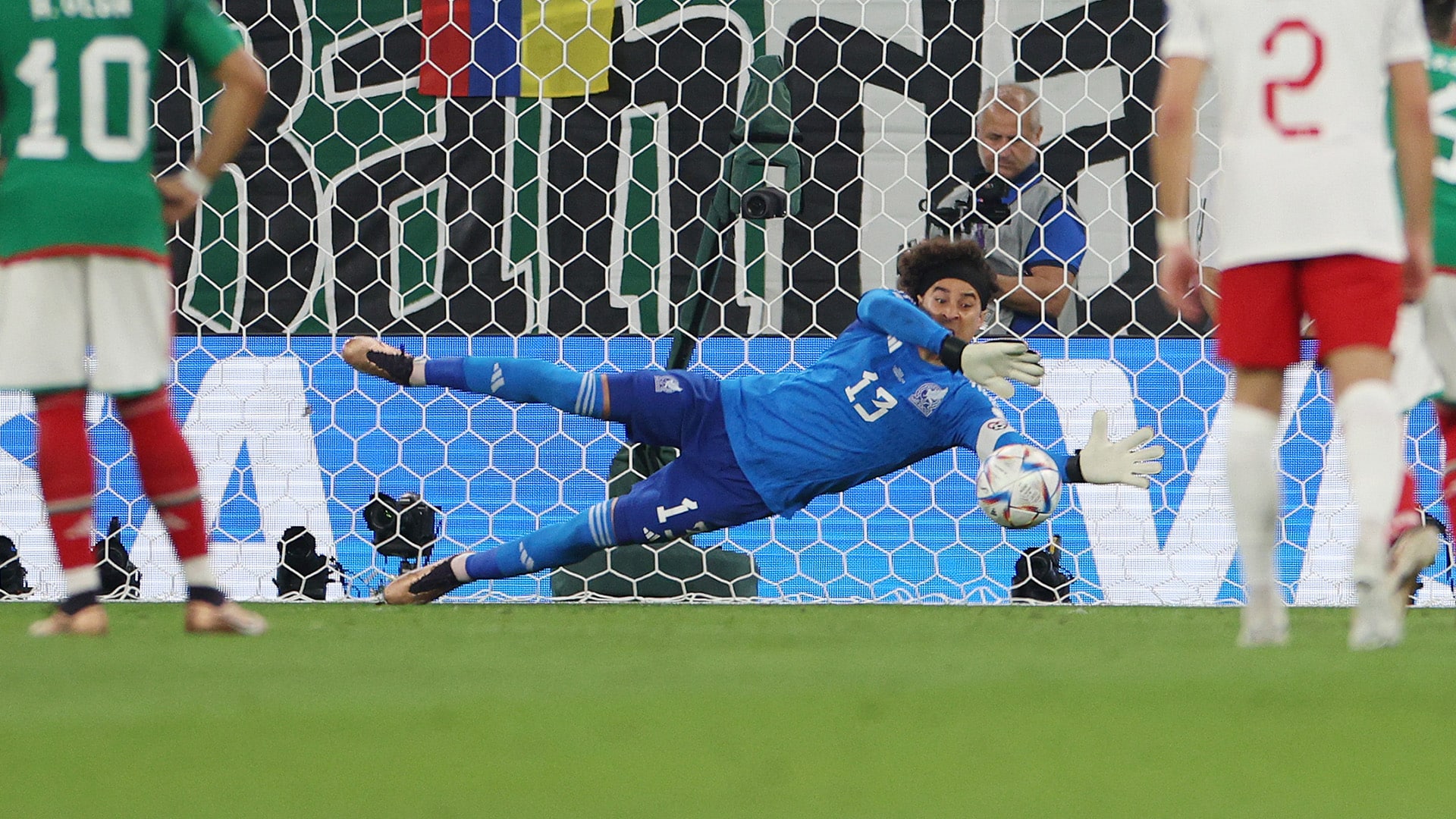 Memo Ochoa detuvo un tiro penal de la estrella del Barcelona, Robert Lewandowski