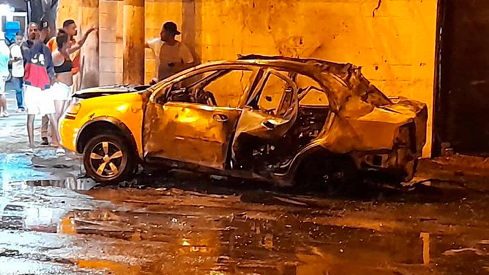 Vehículo incendiado durante la jornada de violencia en Ecuador que dejó cinco policías muertos