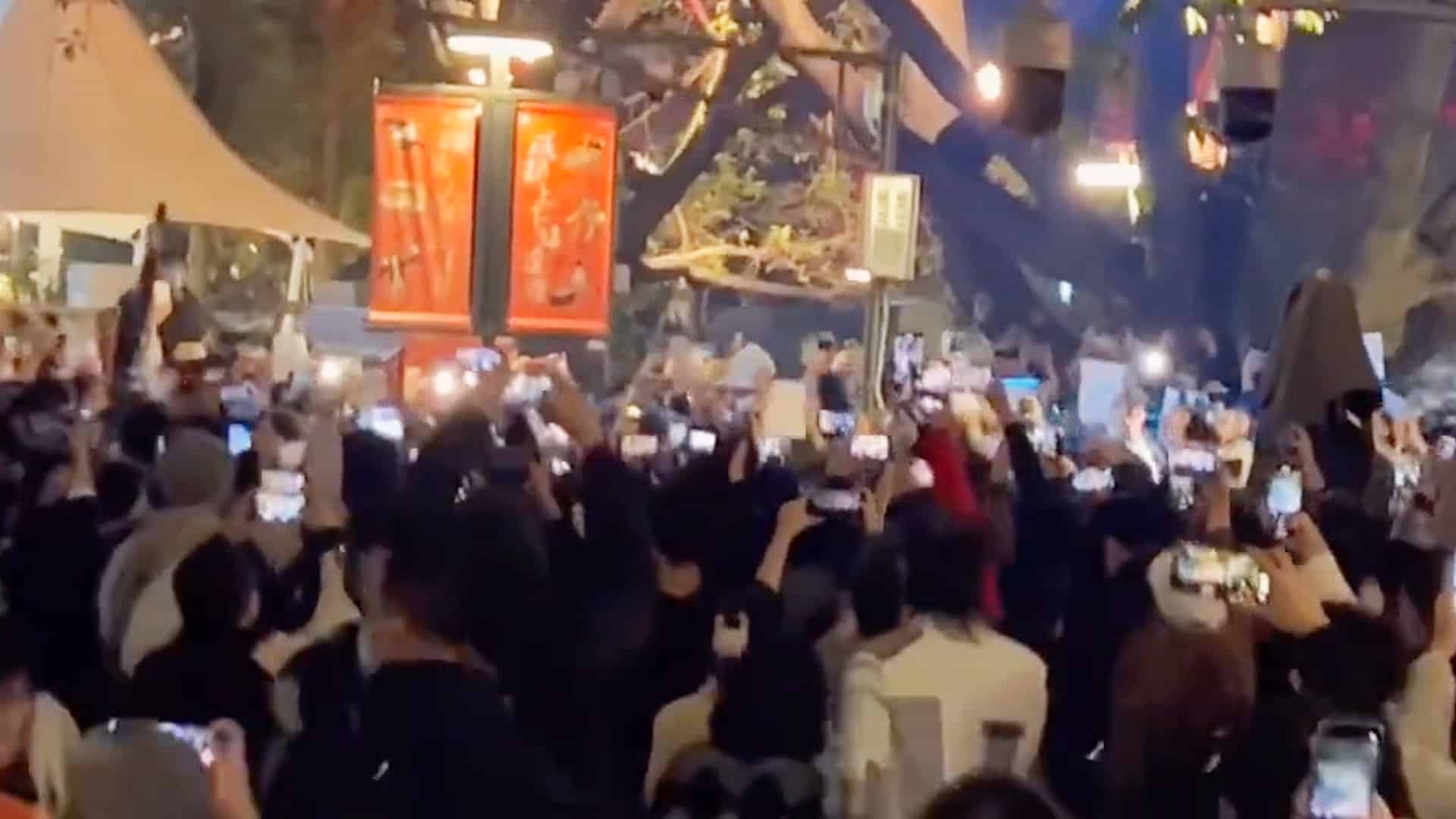 Protestas se llevaron a cabo en China que desataron enfrentamientos entre los manifestantes y la policía en Shanghái