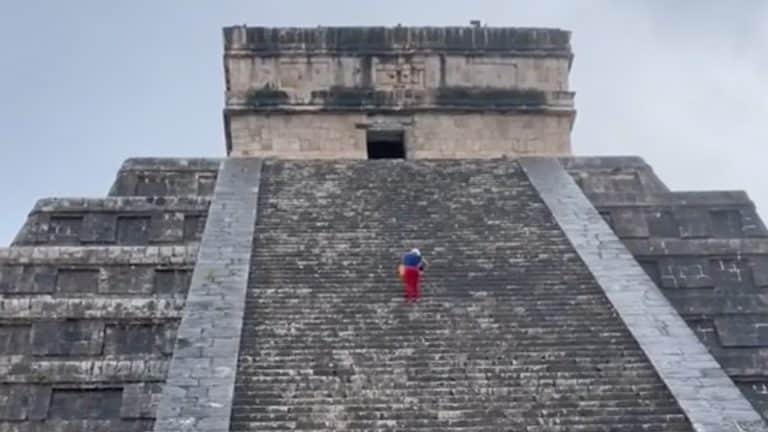 Turista sube a área restringida en pirámide de Chichén Itzá y causa molestia entre visitantes