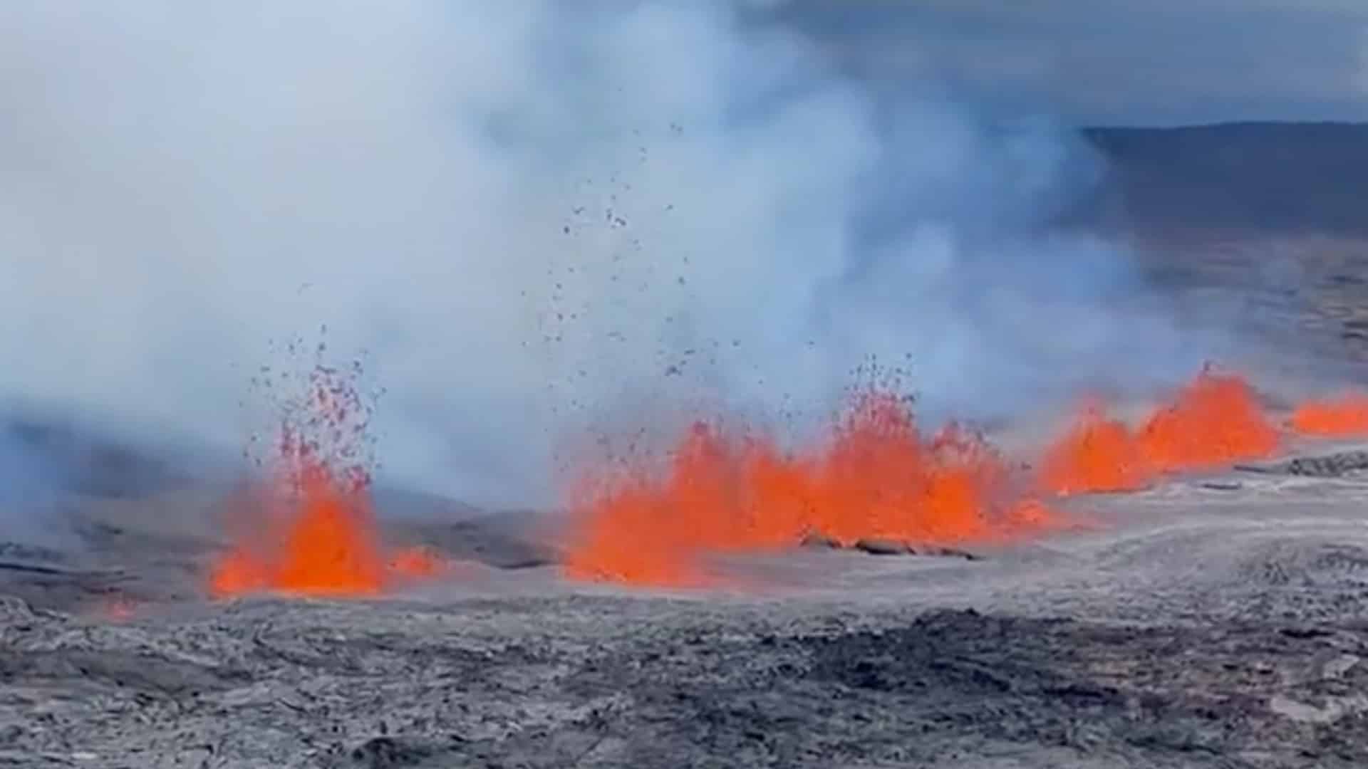 Entró en erupción el volcán Mauna Loa en Hawái después de 40 años inactivo