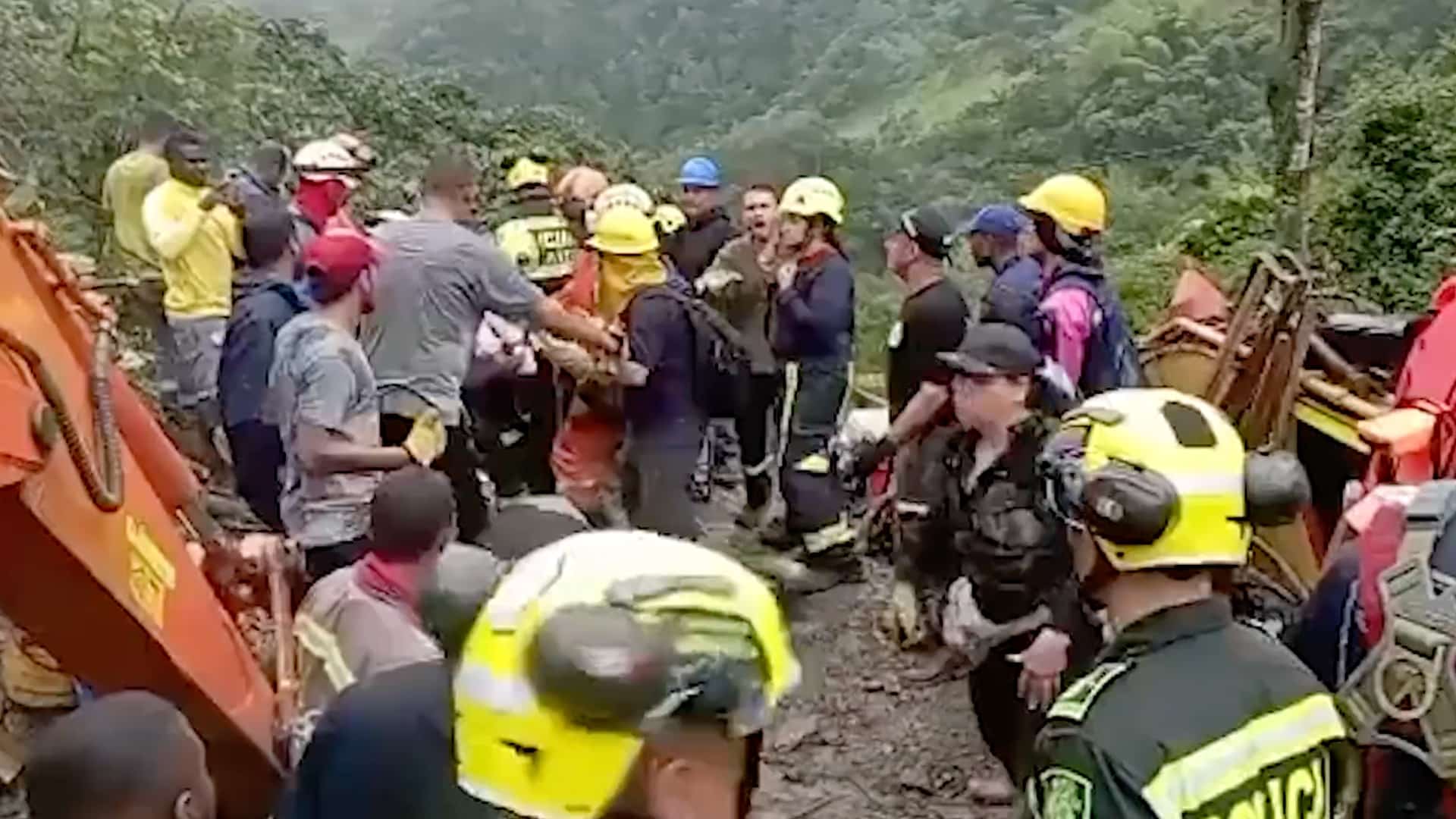 Una montaña se desprendió sobre dos carros particulares y un vehículo del servicio público en Colombia