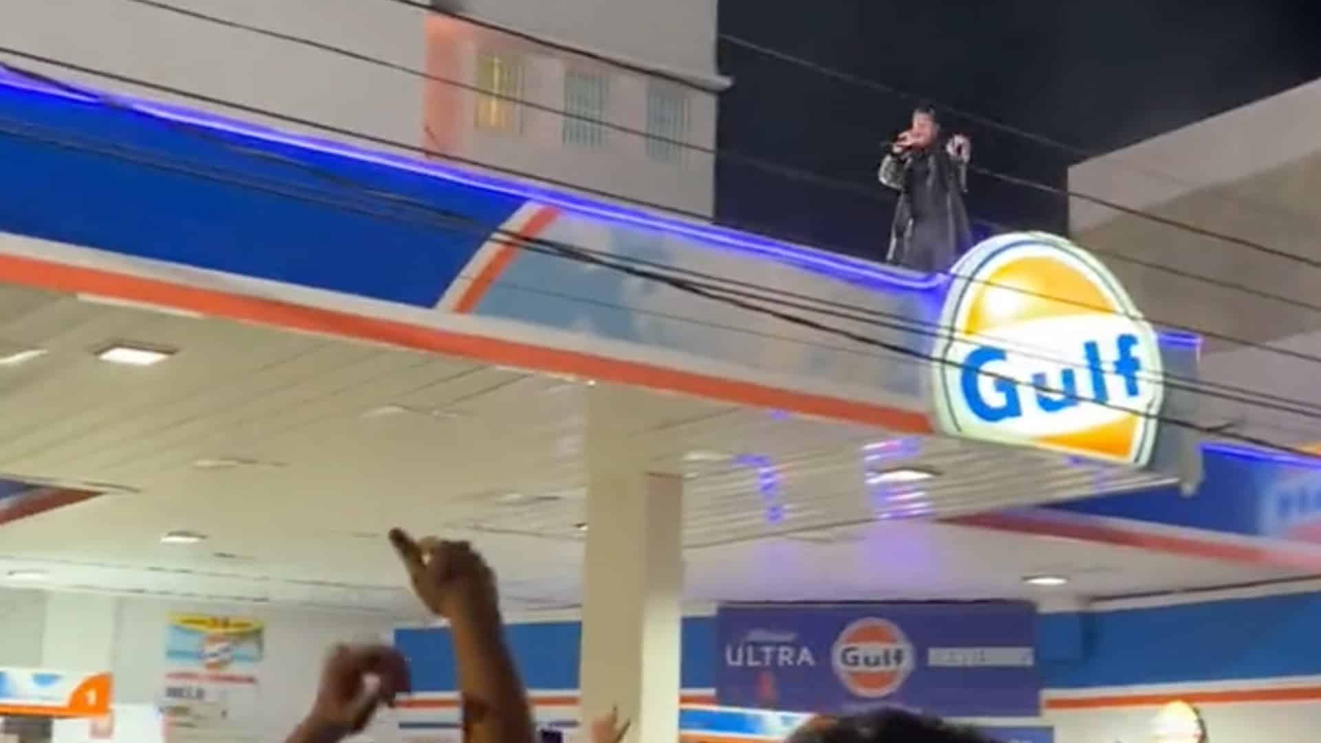 Bad Bunny y Arcángel dieron concierto sorpresa sobre el techo de una gasolinera