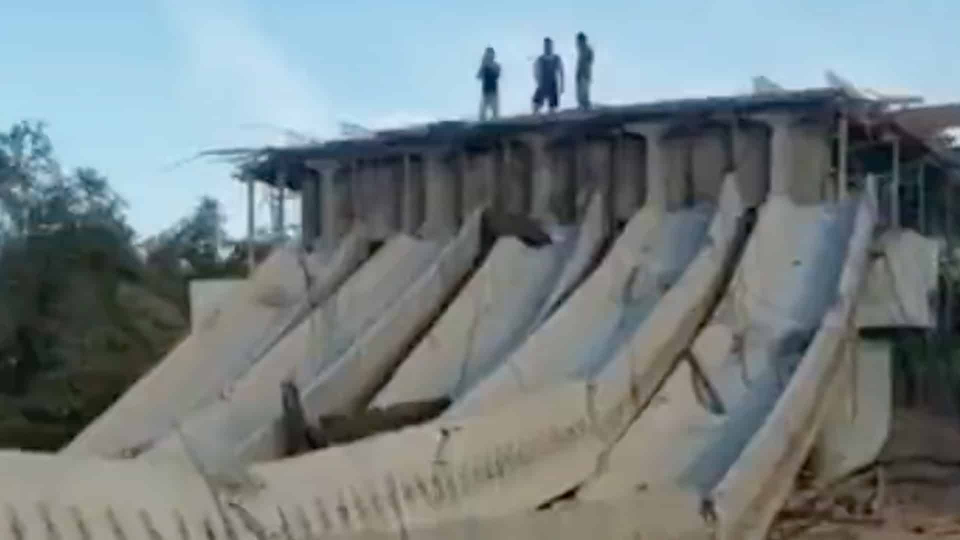Colapsa puente El Quelite en Sinaloa que sería inaugurado en enero