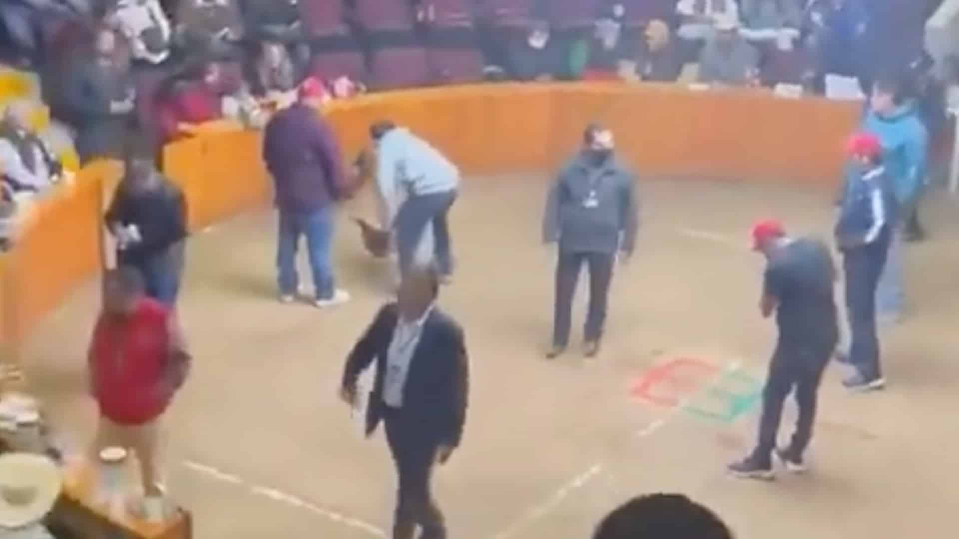 Explota granada en medio de pelea de gallos en un palenque de Hidalgo