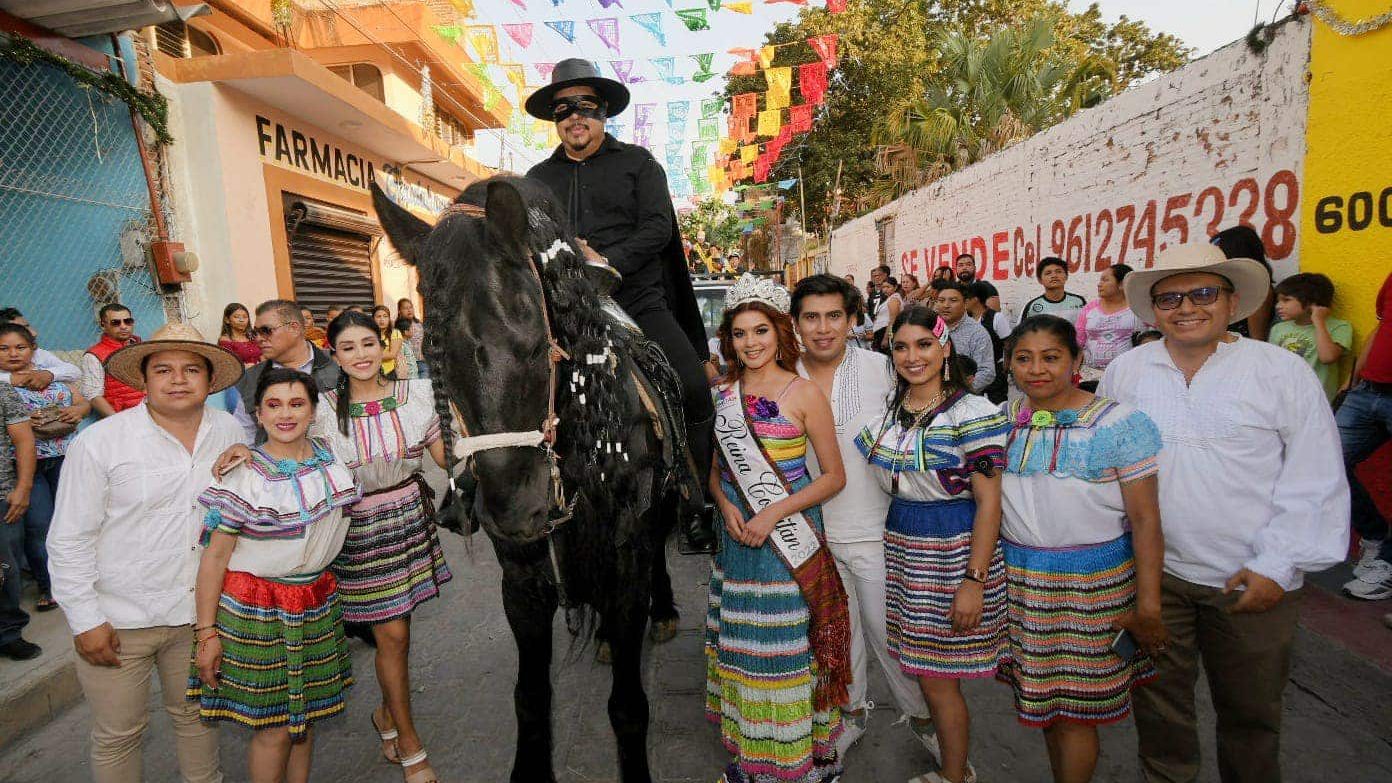 El alcalde de Comitán Mario Antonio Guillén llegó disfrazado de El Zorro