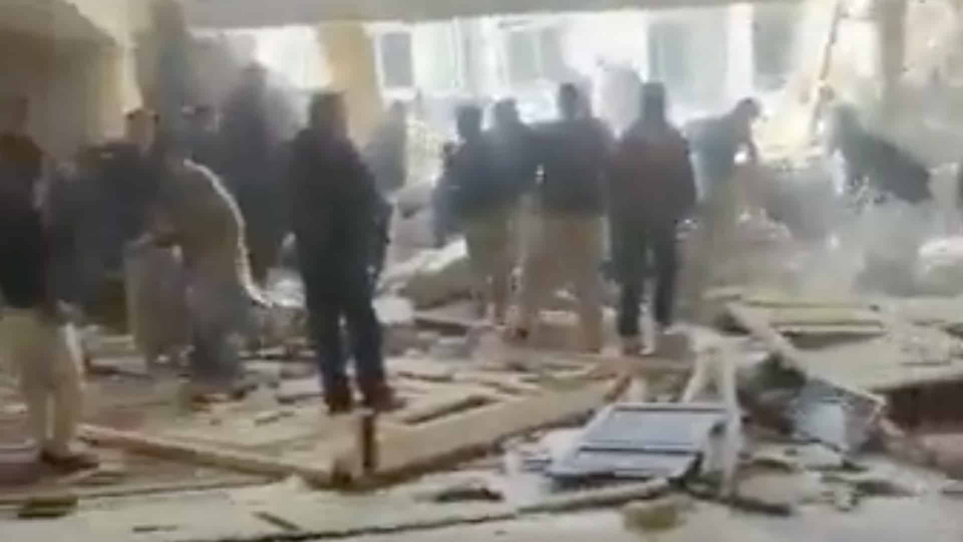 Atentado suicida deja al menos 25 muertos en mezquita de Pakistán
